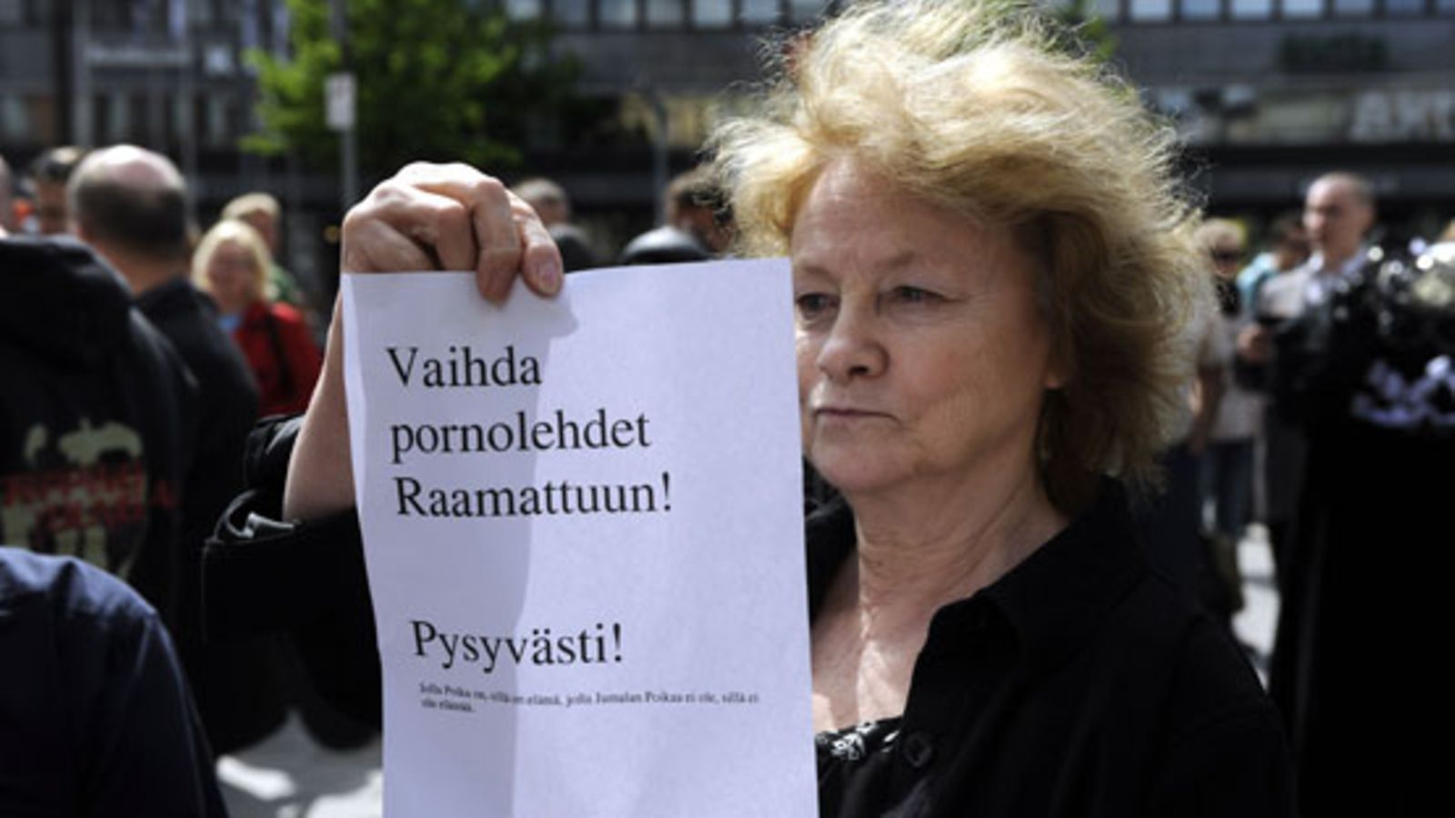 Terttu Savola vastaisku Vapaa-ajattelijoiden Raamattujen vaihto pornolehtiin -tempaukselle 4. kesäkuuta 2010. (LEHTIKUVA)