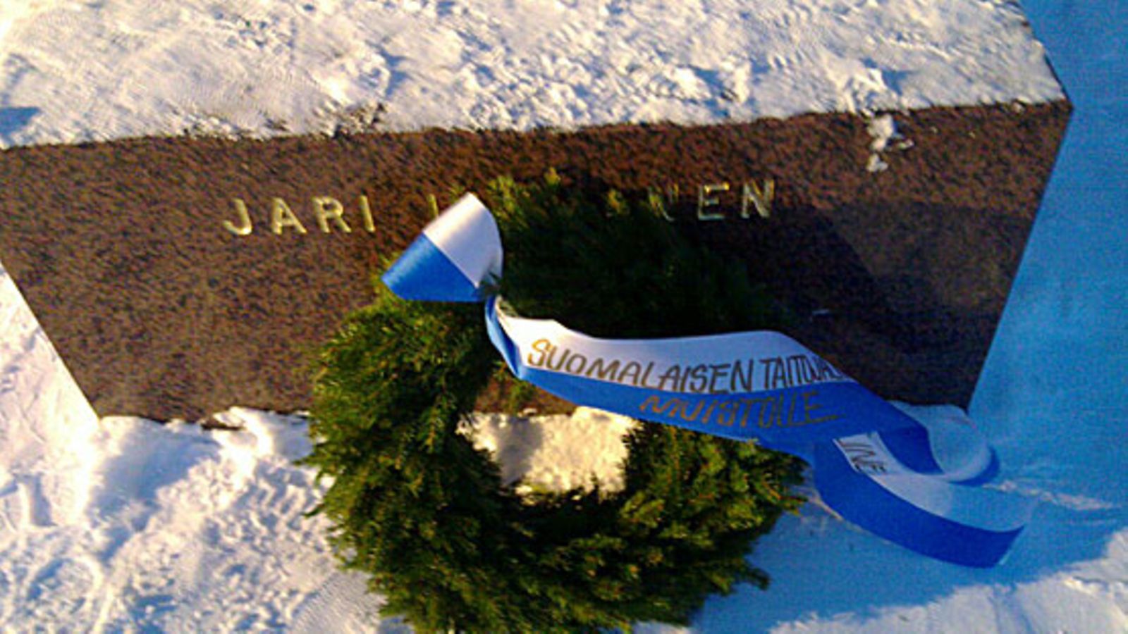 Ekonomien isänmaallinen perinneseura laski muistoseppeleen jalkapalloilija Jari Litmasen patsaan juurelle Lahdessa 18.12.2010.