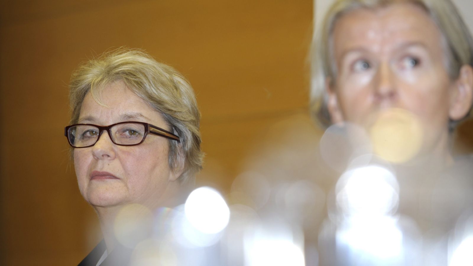 Valvira puolustelee virhettään. Kuvassa vasemmalla Valviran ylijohtaja Marja-Liisa Partanen ja lääkintäneuvos Pirjo Pennanen.