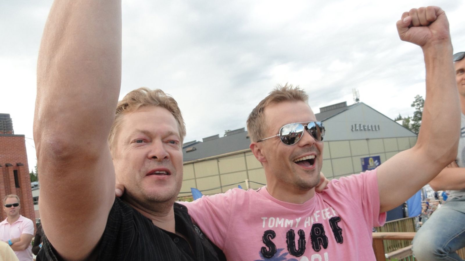 Mikkelin Kuninkuusraveista miljoonapotin voittaneet Henry Sauranen (oik.) ja Juhani Ruotsalainen.
