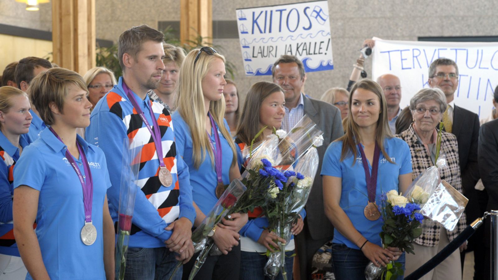 Suomen olympiamitalistit Tuuli Petäjä (vas.), Antti Ruuskanen, Mikaela Wulff, Silja Kanerva ja Silja Lehtinen Lontoon kisajoukkueen paluujuhlassa Helsinki-Vantaan lentoasemalla 13. elokuuta 2012.
