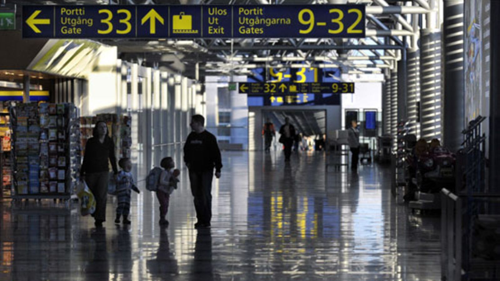 Ihmisiä Helsinki-Vantaan lentokentällä 30. marraskuuta 2010. Finnair on perunut jo noin 110 lentoa tänään alkaneen lentoemäntien ja stuerttien lakon vuoksi.