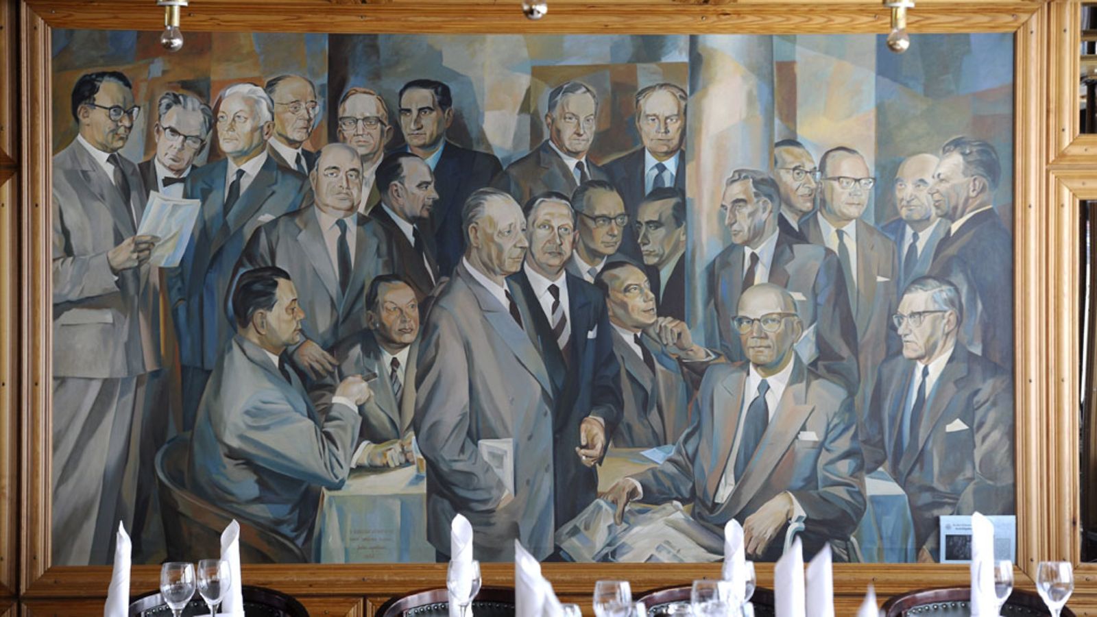 Keskiviikkokerho-maalaus Helsingissä Suomalaisella Klubilla perjantaina 3. toukokuuta 2013. Keskiviikkokerho maalautti 1958-1959 taulun jäsenistään, etualalla presidentti Urho Kekkonen.