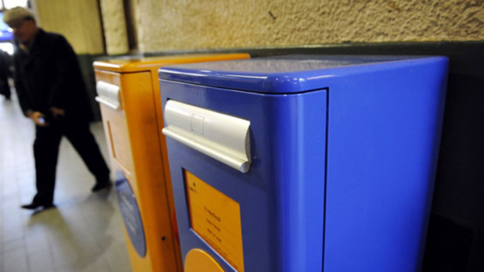 Sininen postilaatikko vierellään vanha keltainen postilaatikko Pääpostitalon edessä 30.marraskuuta 2010. Postin uudet siniset kirjelaatikot avataan joulutervehdyksille 1. joulukuuta.