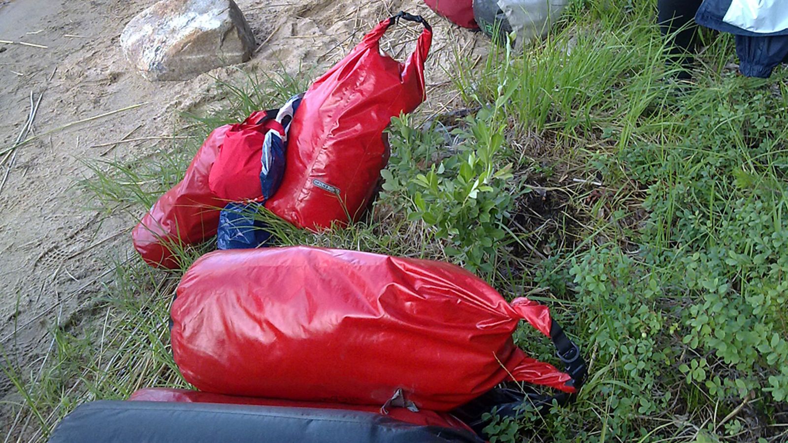 16 hengen saksalainen ryhmä saapui kanooteilla Leppävirralla Sulasvedellä saaressa sijaitsevan kesämökin pihaan 13.7.2011. Kuva: Juhani Immonen
