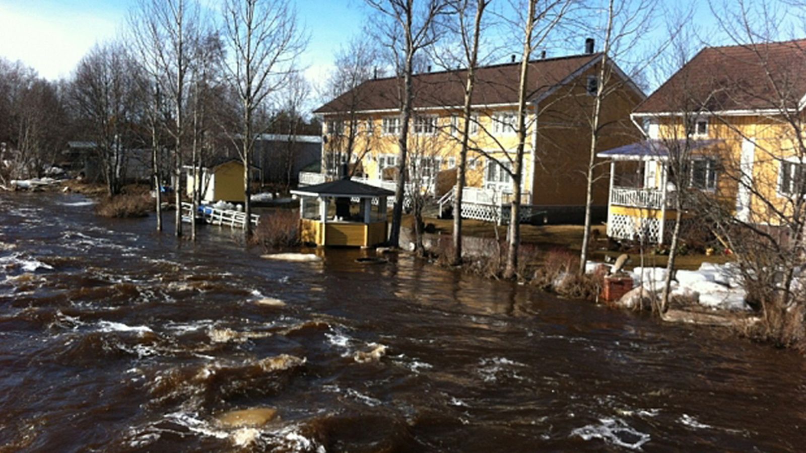 Näin korkealla Pyhäjoen vedenpinta oli klo 16.25, kun uutta jääpatoa odotettiin kunnan keskustaan. 21.4.2013