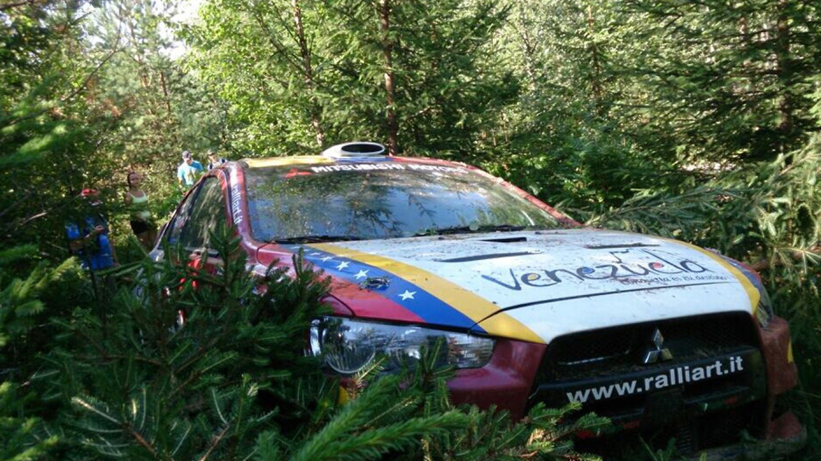 Ralliauto on ajanut katsojan päälle Saarijärven Lehtolassa MM-rallin testitilaisuudessa.