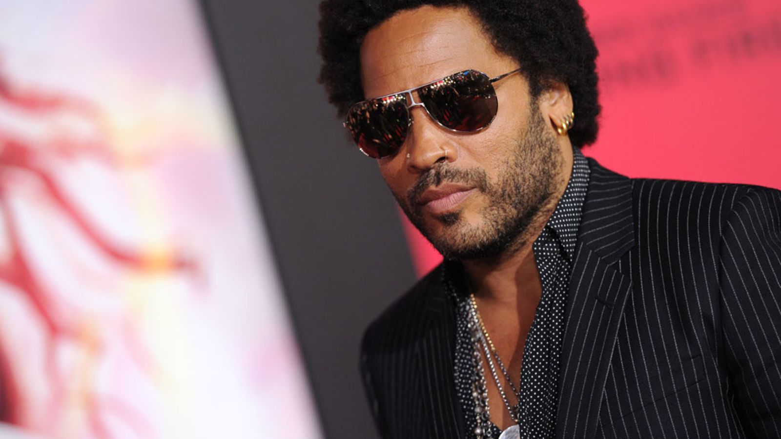 Lenny Kravitz viihtyy aurinkolasien takana.