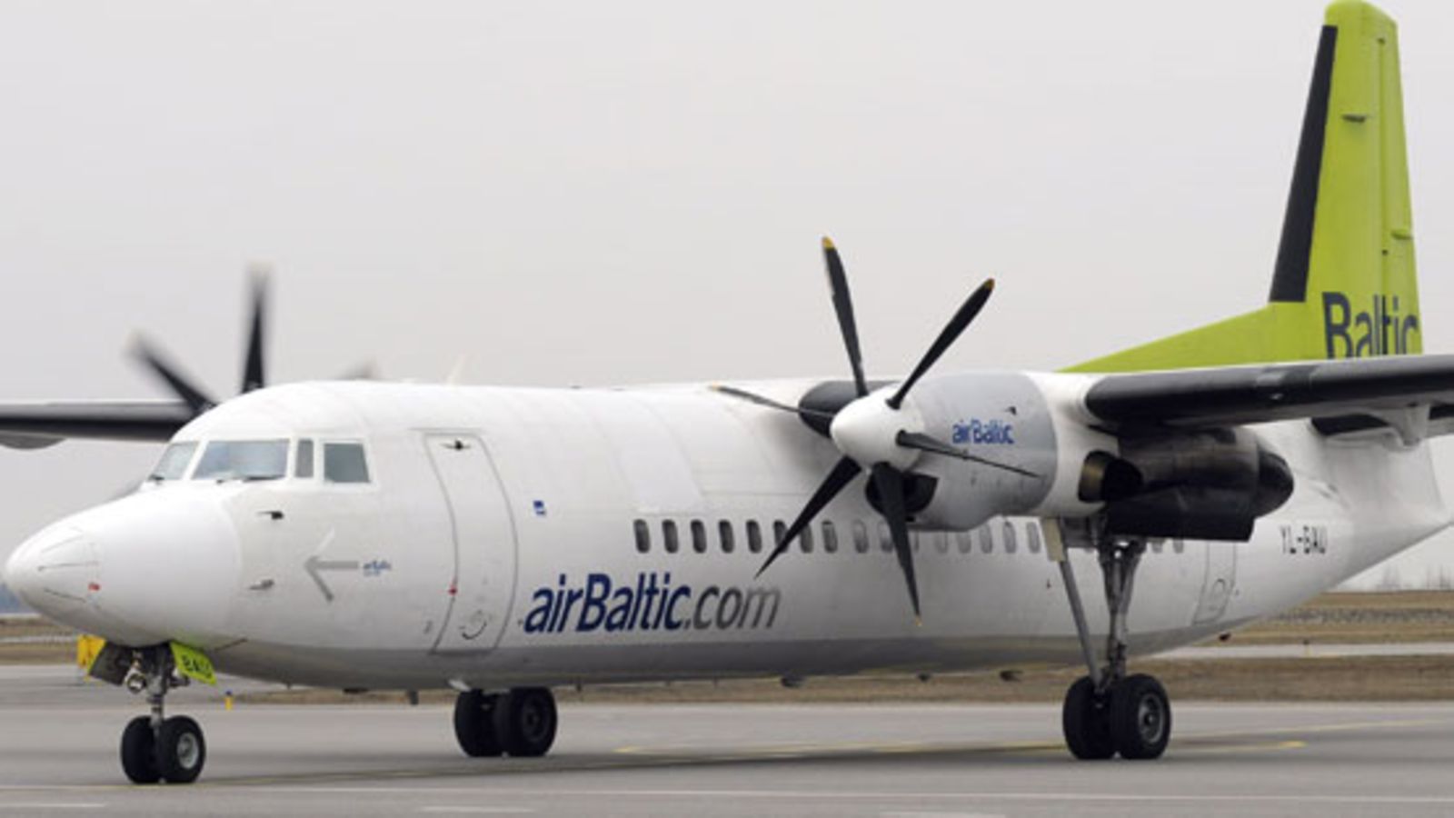 Latvialaisen AirBaltic -lentoyhtiön kone Helsinki-Vantaan lentokentällä 13. huhtikuuta 2010. Air Baltic suunnittelee uuden solmukentän perustamista Suomeen. Reittiliikenteen solmukohdaksi eli "hubiksi" ovat ehdolla ainakin Tampereen ja Oulun lentokentät. (Lehtikuva)