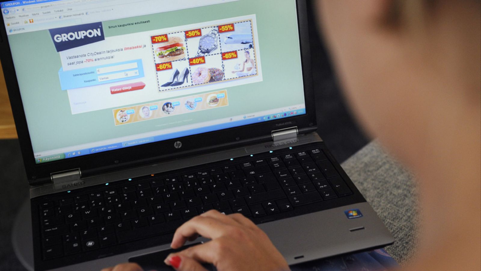 Nainen katselee ryhmäalennuksia tarjoavan Groupon-yrityksen (entinen Citydeal) internetsivuja.