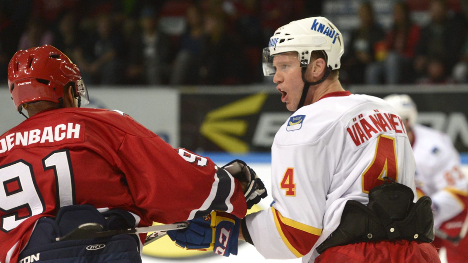 HIFK:n Tyler Redenbach ja Jokerien Ossi Väänänen jääkiekon European Trophy -ottelussa HIFK vs Jokerit, joka pelattiin Helsingissä perjantaina.