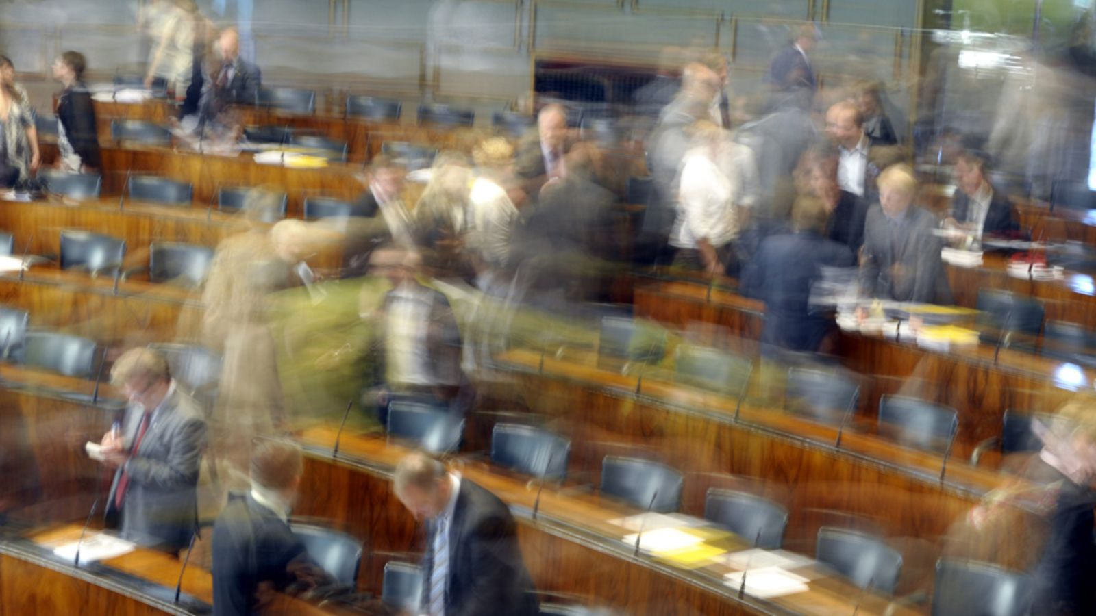 Kansanedustajat kiirehtivät kesälomalle eduskunnan istunnon päätyttyä 21. kesäkuuta 2012.
