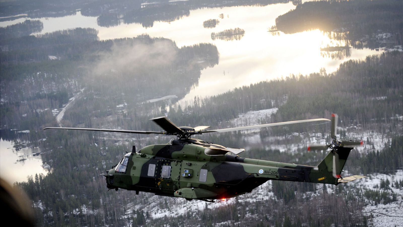 Puolustusvoimien uusi NH90-helikopteri runkomerkinnältään NH-206 saapuu Valkealan Uttiin 5. joulukuuta 2008.