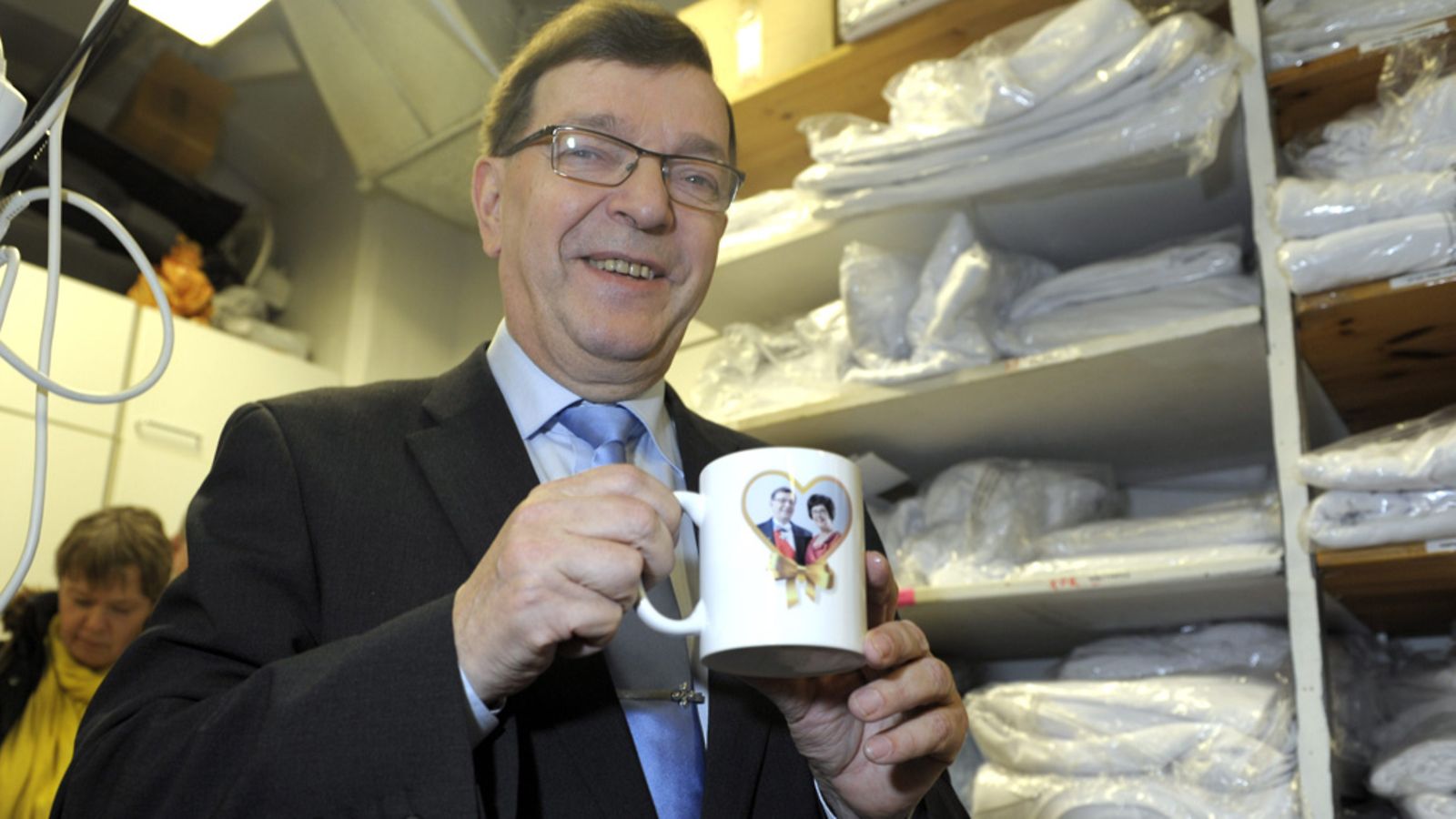 Paavo Väyrynen esittelee Väyryset-mukia.