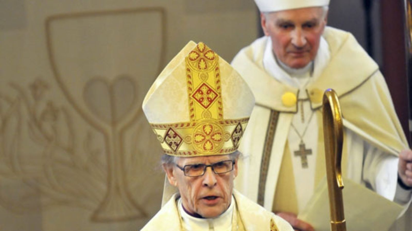 Rovasti Matti Väisänen vihitään Suomen Luther-säätiön piispaksi Helsingissä 20. maaliskuuta 2010. Taustalla vihkivä piispa Arne Olsson. Kuva: Lehtikuva