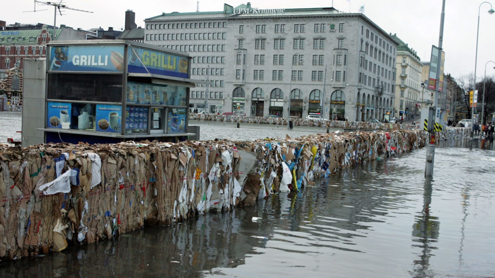 Tulvaveden esteeksi tuotuja jätepaperipaaleja Helsingin kauppatorilla vuonna 2005.