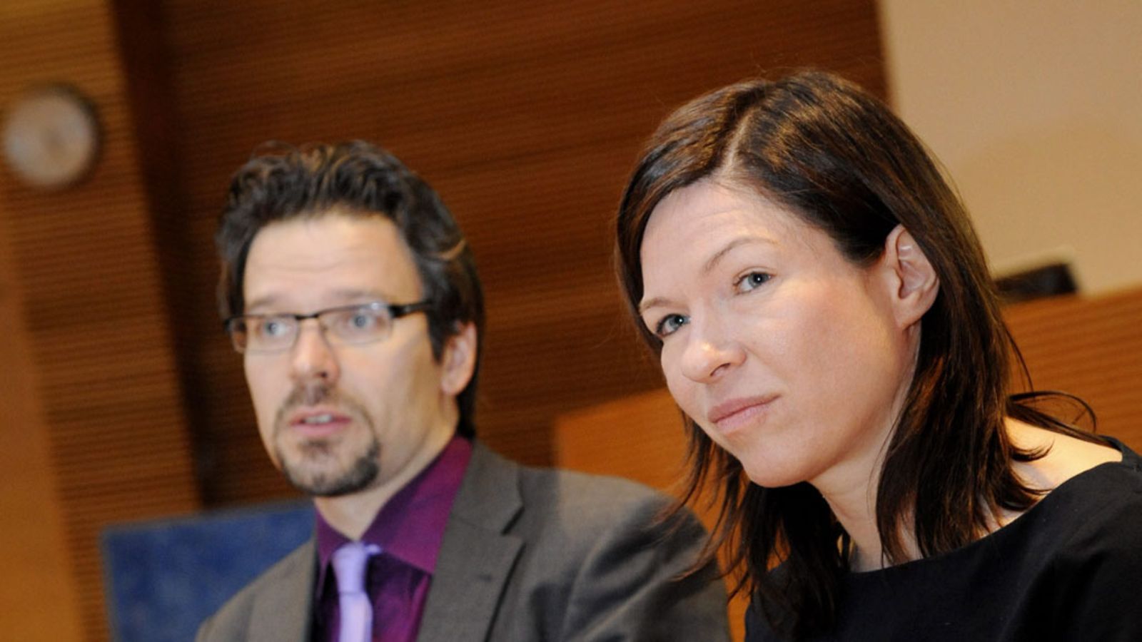 Vihreiden puheenjohtaja Anni Sinnemäki sekä Vihreän eduskuntaryhmän puheenjohtaja Ville Niinistö kertoivat puolueen valtuuskunnan ja eduskuntaryhmän yhteiskokouksen ajatuksista tiedotustilaisuudessa Helsingissä maanantaina 2. toukokuuta 2011. Vihreiden mielestä Suomen puolesta ei ole tehty eurositoumuksia ja uudella hallituksella on täysi vapaus tehdä parhaaksi arvioimansa päätökset.