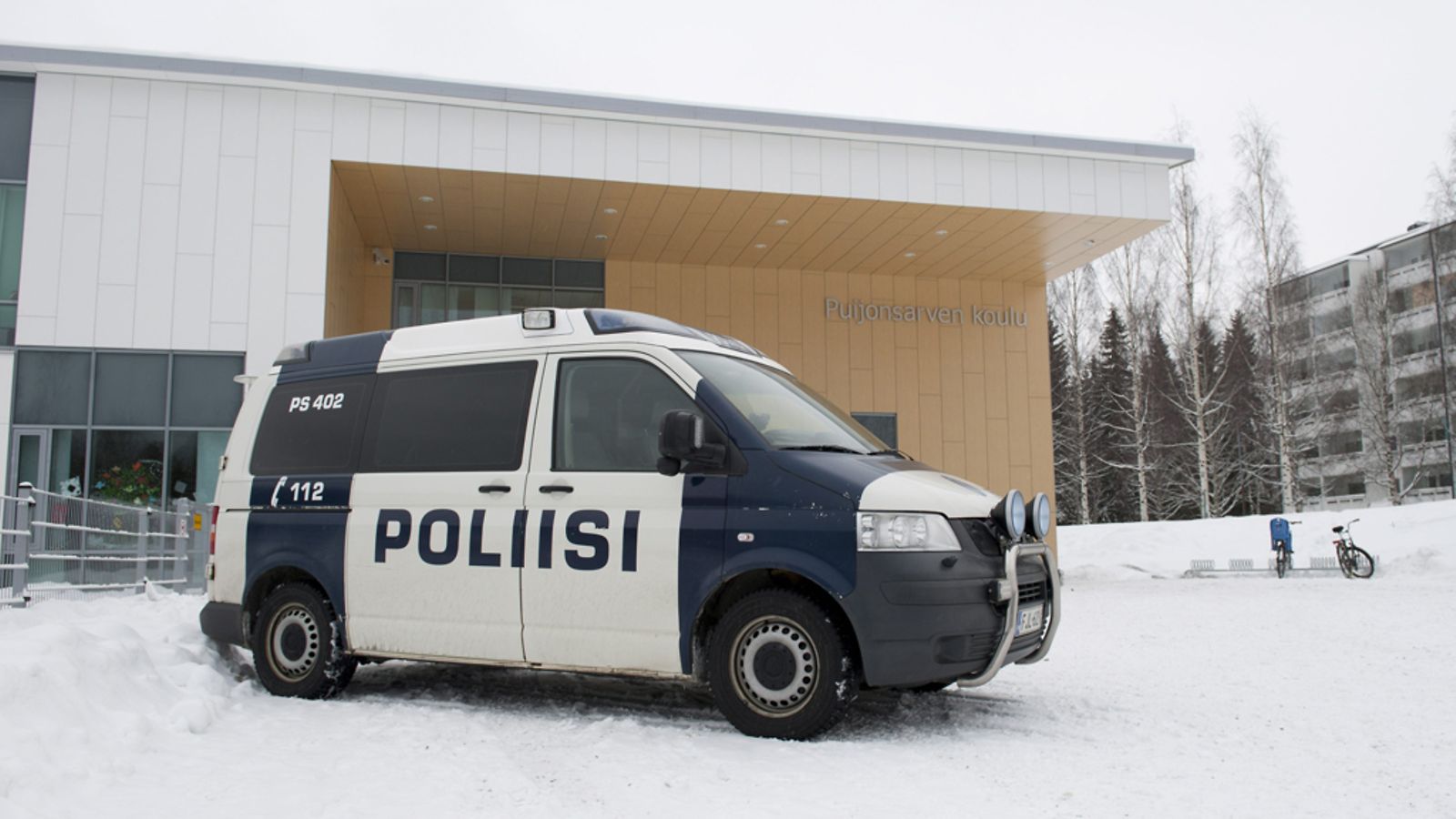Poliisin auto päivysti Puijonsarven koulun ulkopuolella Kuopiossa keskiviikkona 13. helmikuuta 2013.