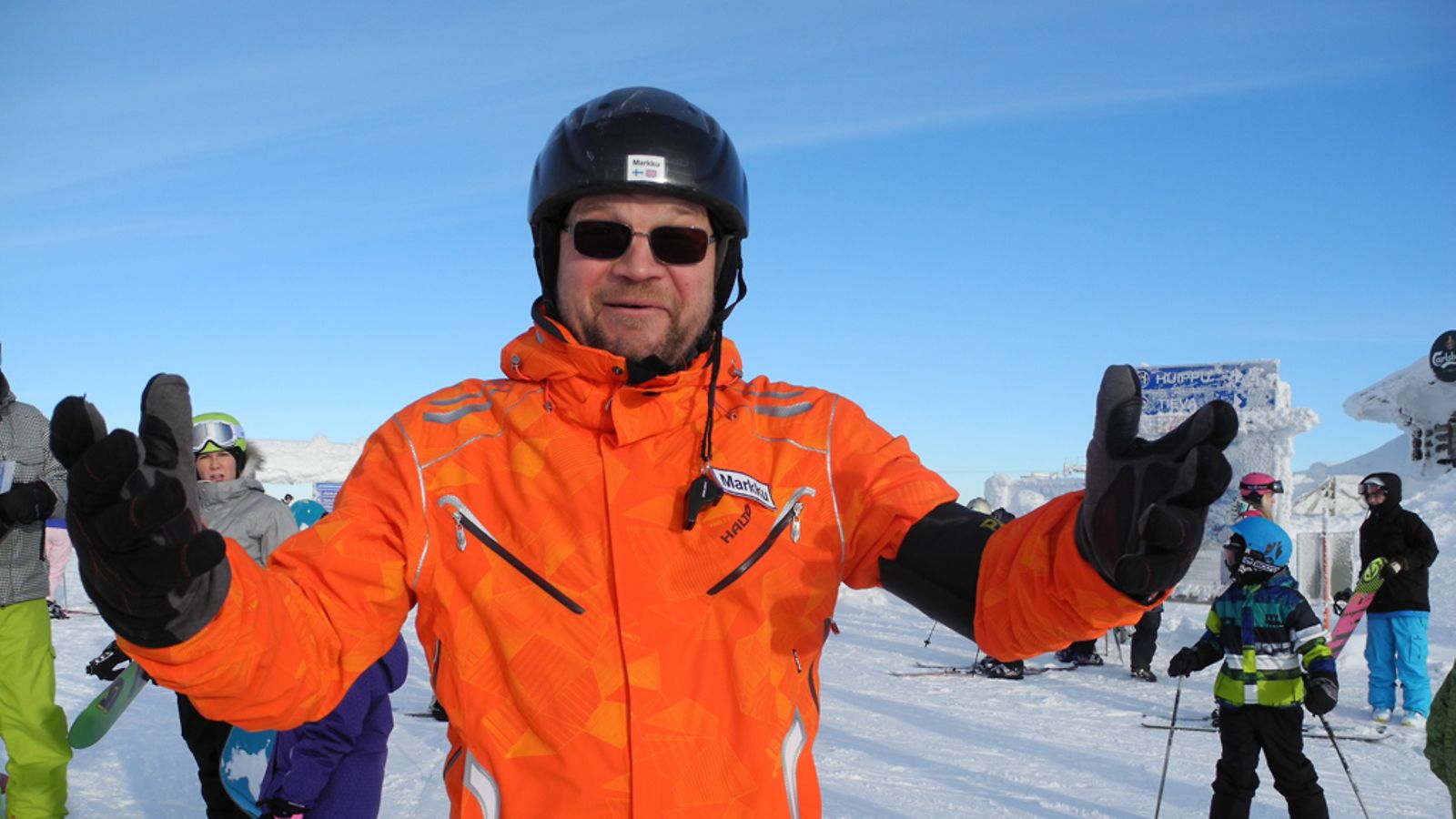 Ski Patrol Markku Helin auttaa pulaan joutuneita hiihtäjiä. Yleisimpiä rinnevamoja ovat erilaiset nyrjähdykset, murtumat ja pahat mustelmat. Vakavia turmia sattuu Helinin mukaan onneksi vain harvoin.