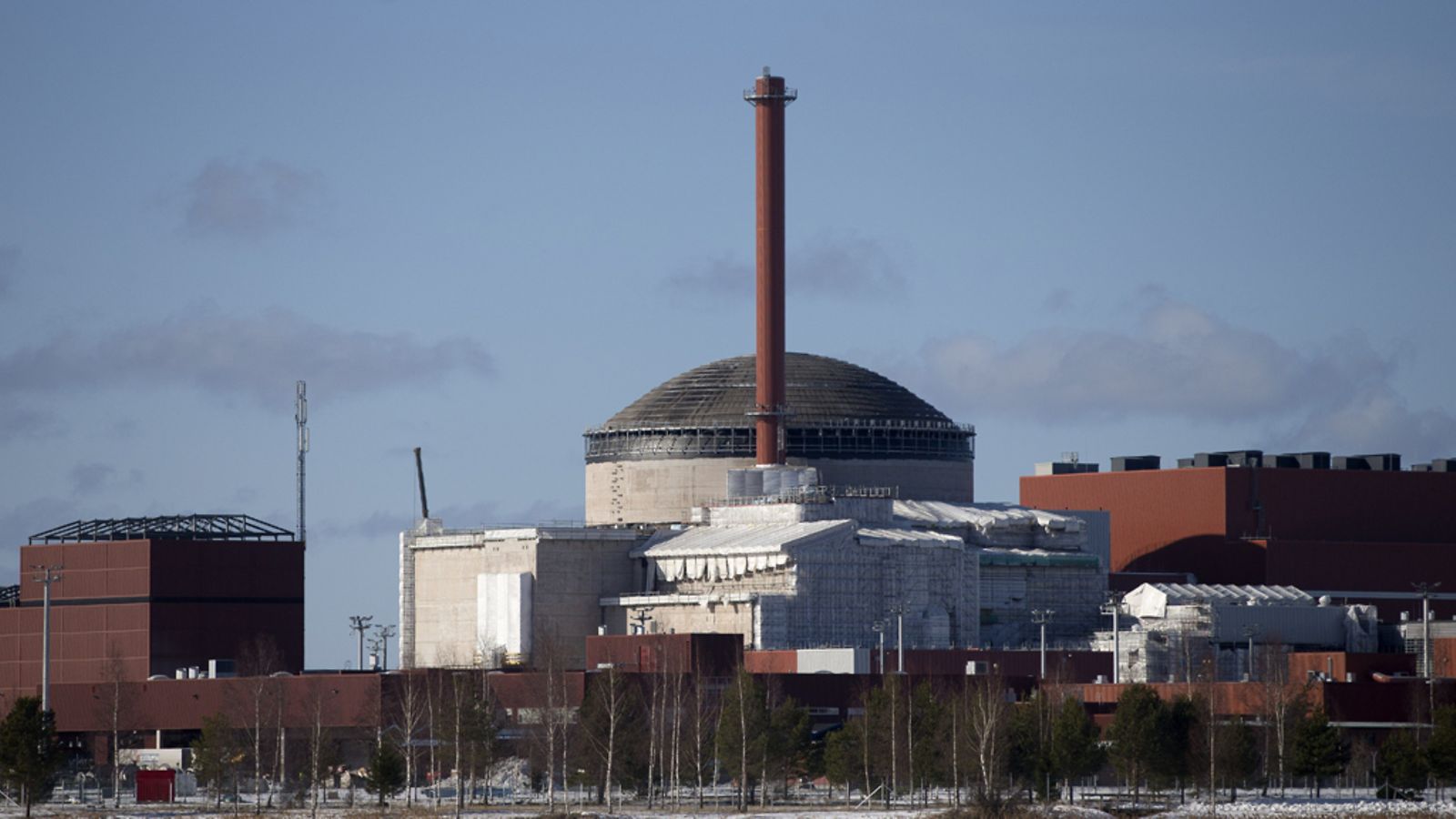 Miehet työskentelivät Olkiluodon ydinvoimalan rakennustyömaalla. Väärennettyjä lounasseteleitä käytettiin työmaaruokalassa.