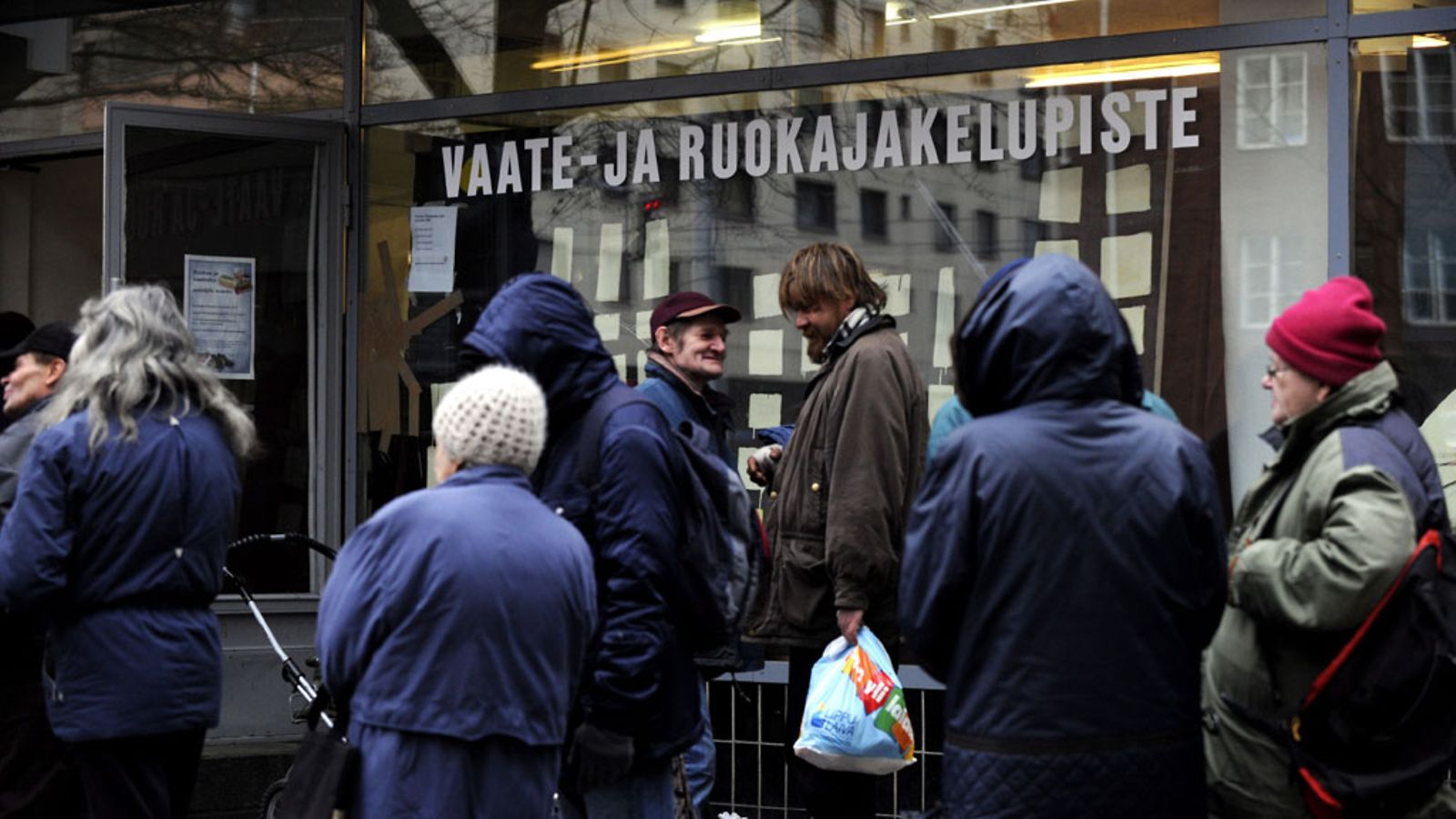 Leipäjonoa Hurstin jakelupisteen ulkopuolella Helsinginkadulla Helsingissä.