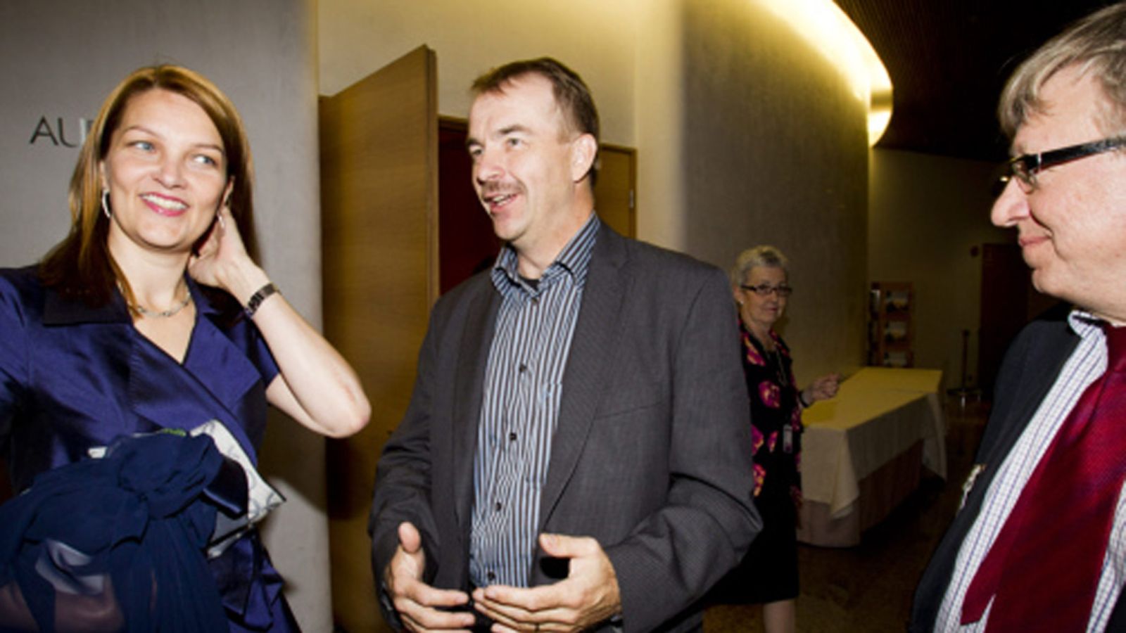 Mari Kiviniemi, Arto Pirttilahti ja Timo Laaninen (oik.) Keskustan eduskuntaryhmän kesäkokouksen tiedotustilaisuudessa Helsingissä keskiviikkona 31. elokuuta 2011.