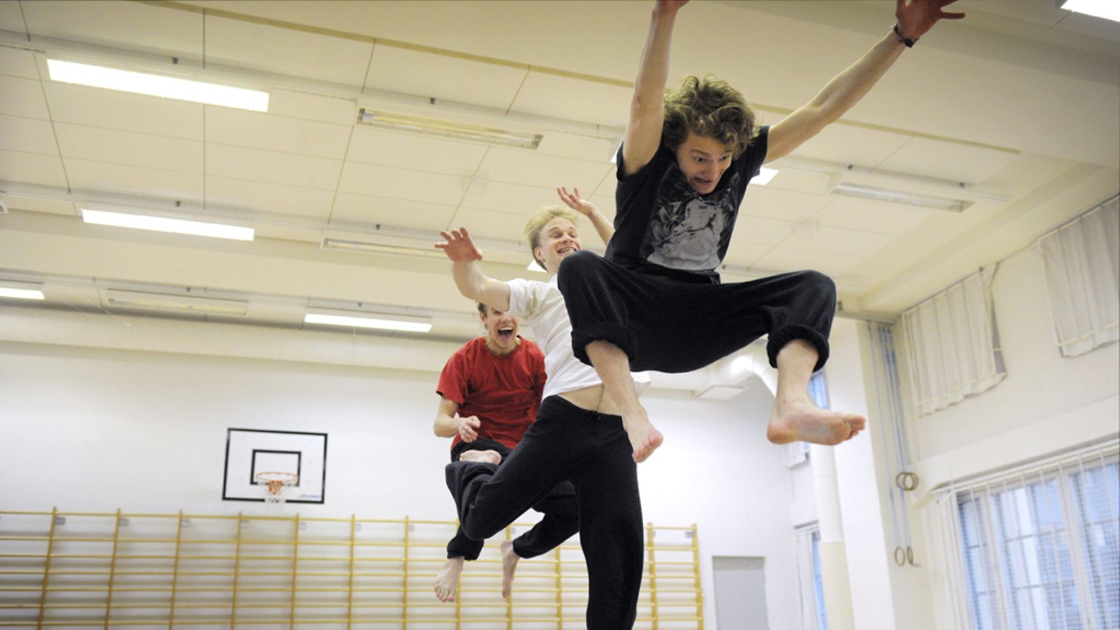 TeaK:in opiskelijat Elias Keränen (oik.), Jonas Saari (kesk.) ja Pyry Äikää tekevät liikuntaharjoituksia Teatterikorkeakoulussa Helsingissä 18. marraskuuta 2011.