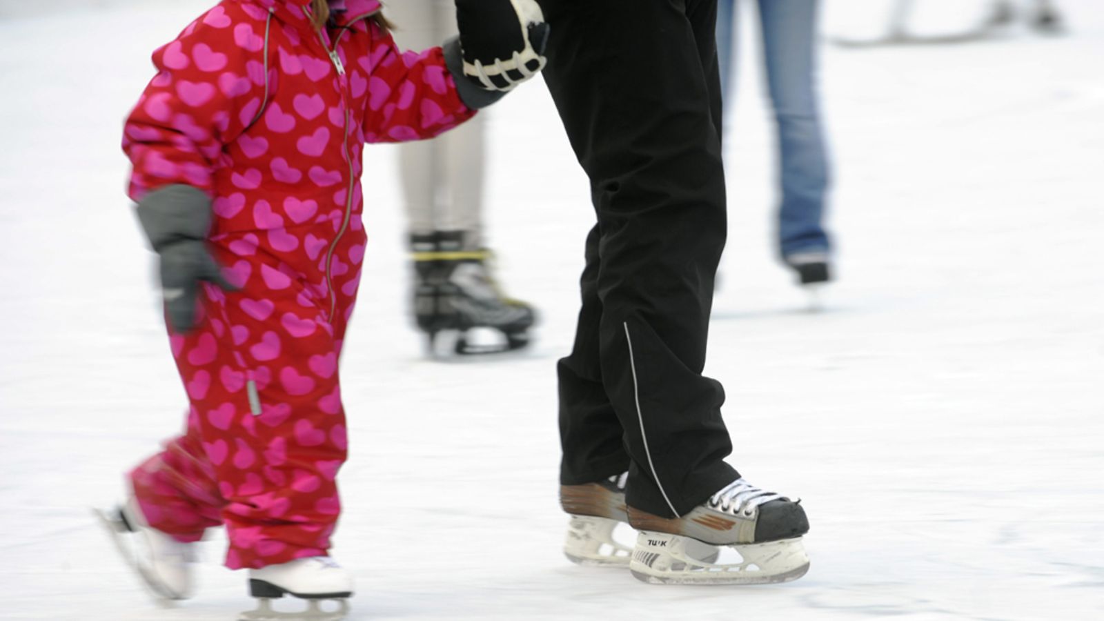 Rautatientorin Jääpuisto aukesi Helsingissä tihkusateessa lauantaina 24. marraskuuta 2012.