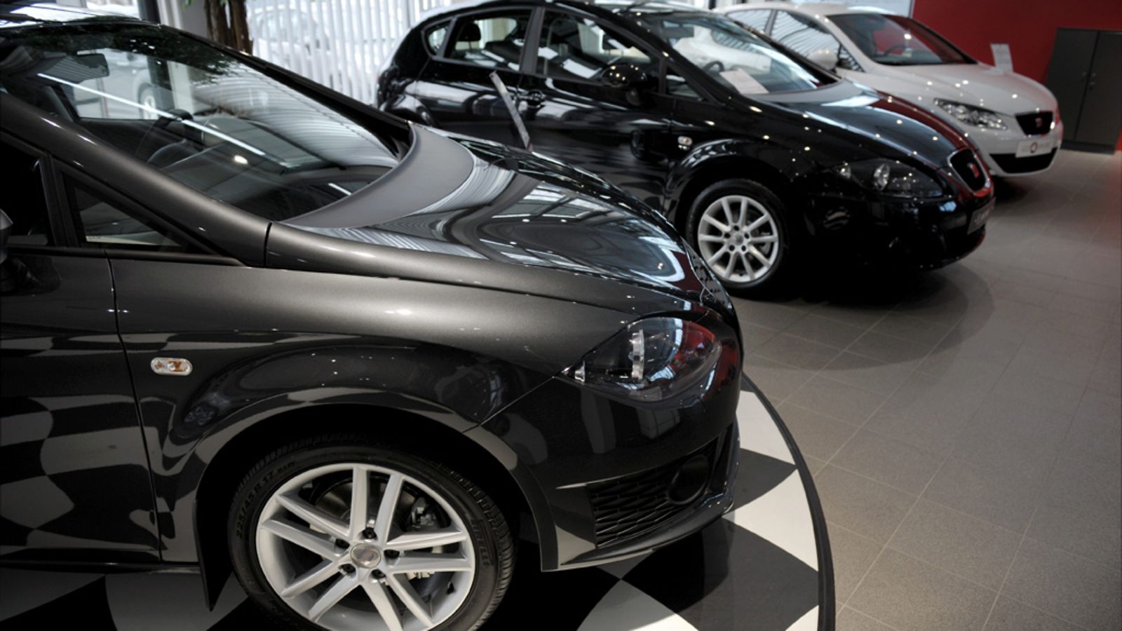 Henkilöautoja myynnissä Vantaalla vuonna 2012.