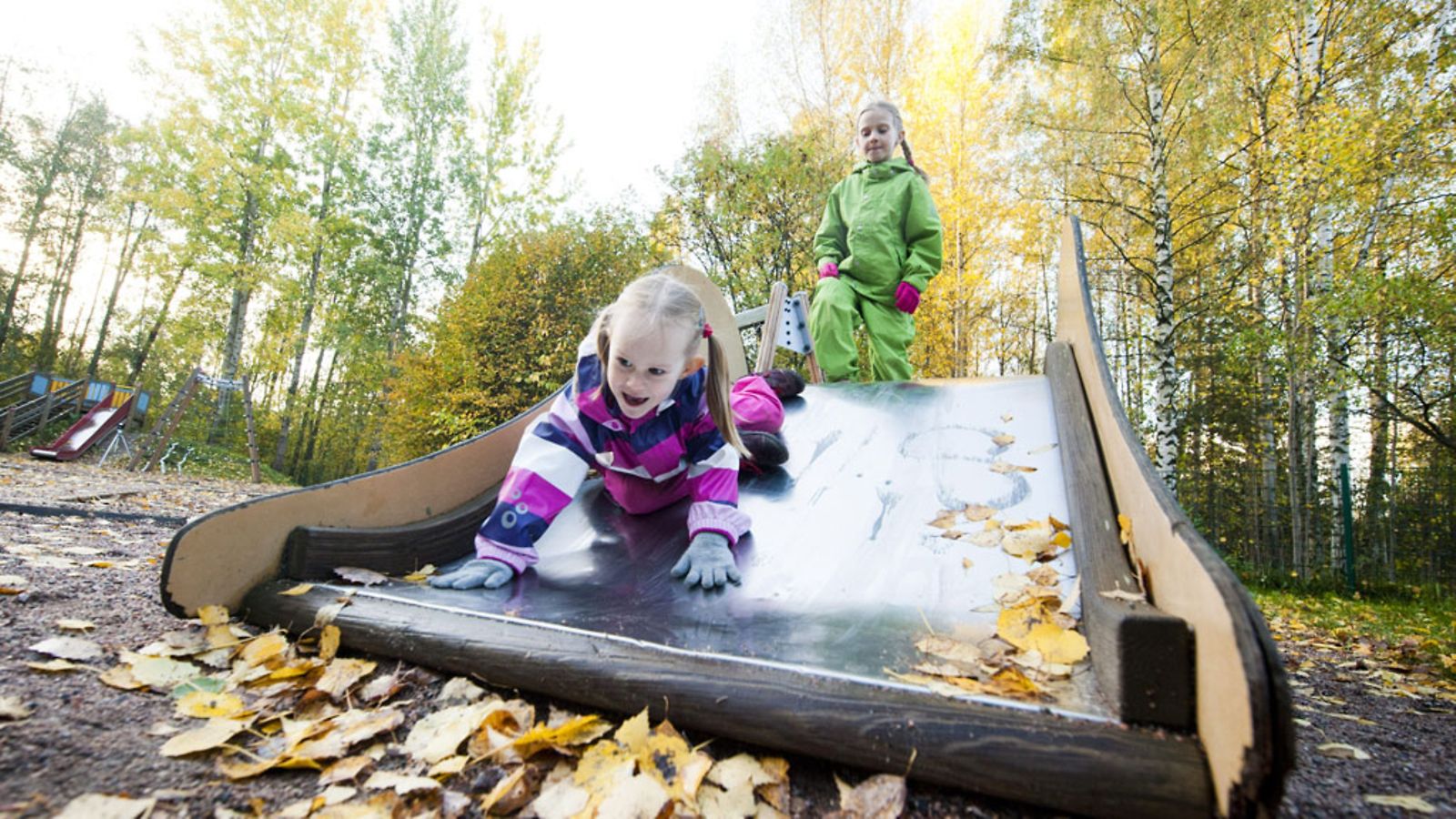 Lapsia leikkimässä Espoossa Laaksolahden leikkipuistossa