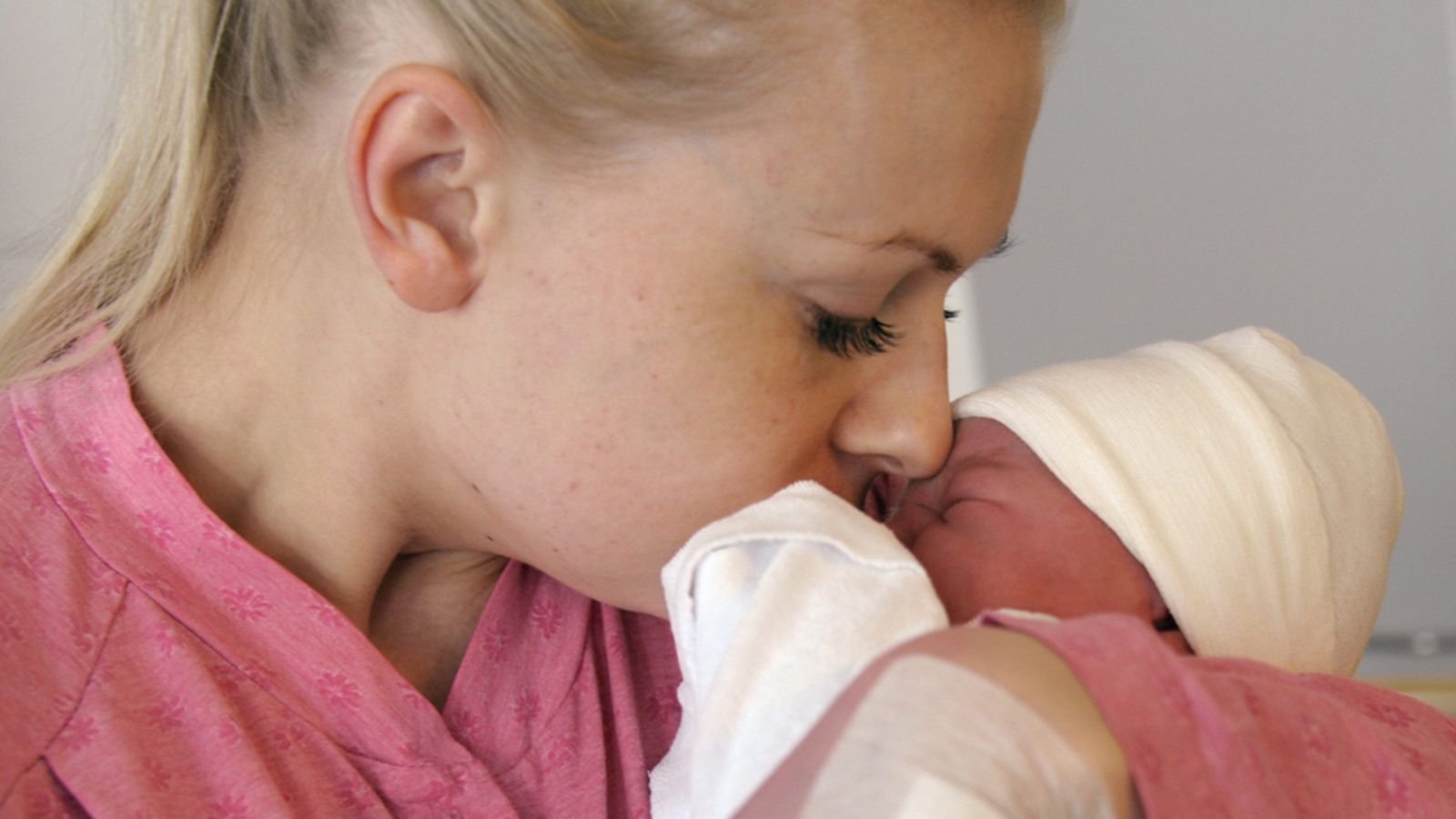Päivi Ihme ja puolen päivän ikäinen tyttö Kätilöopiston sairaalassa Kätilöopiston sairaalassa.