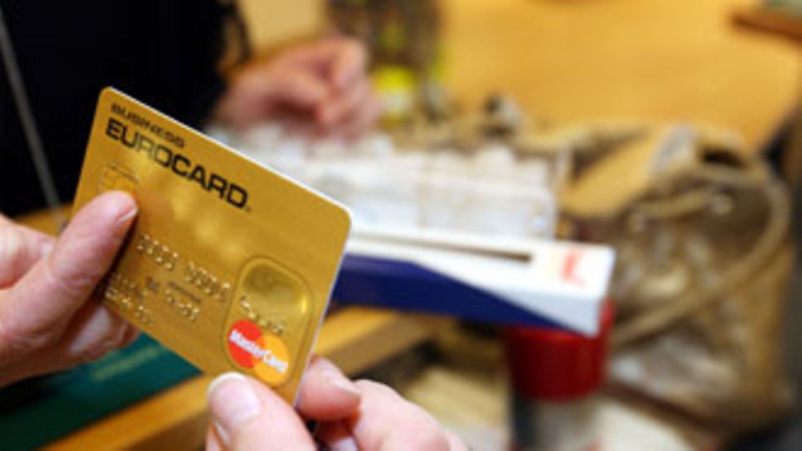 Luottokortilla maksaminen, Eurocard, hinnat. Kuva: Lehtikuva