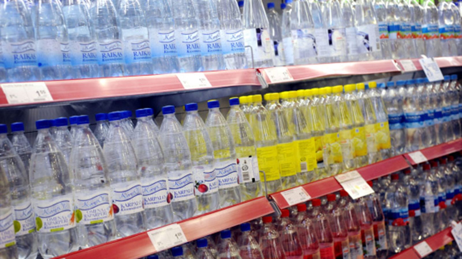 Kivennäisvesiä Ruoholahden Citymarketissa Helsingissä 28. heinäkuuta 2011.