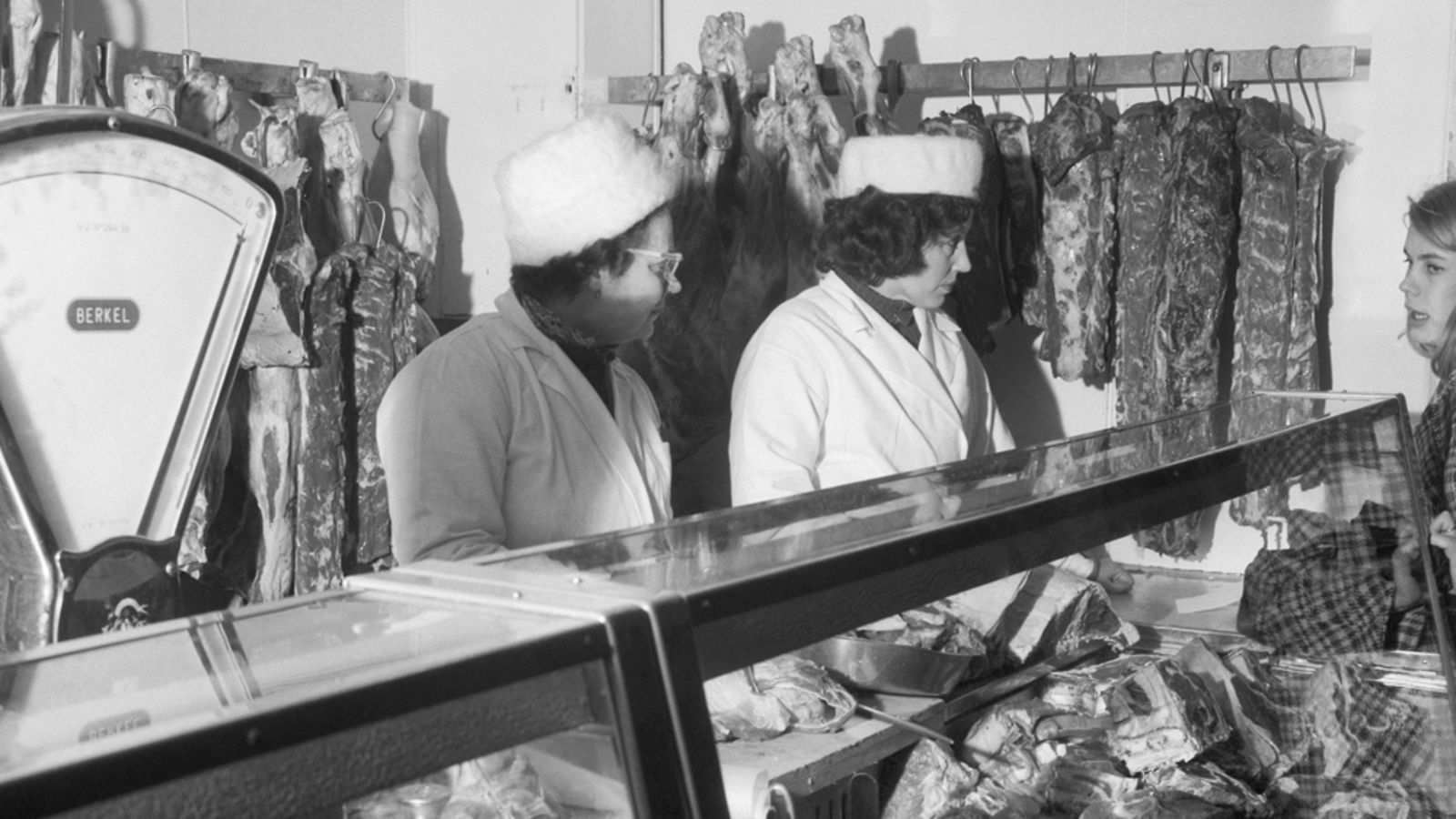 Asiakaspalvelua helsinkiläisessä lihakaupassa 12. huhtikuuta 1965. Myyjä oletettavasti teititteli asiakastaan.