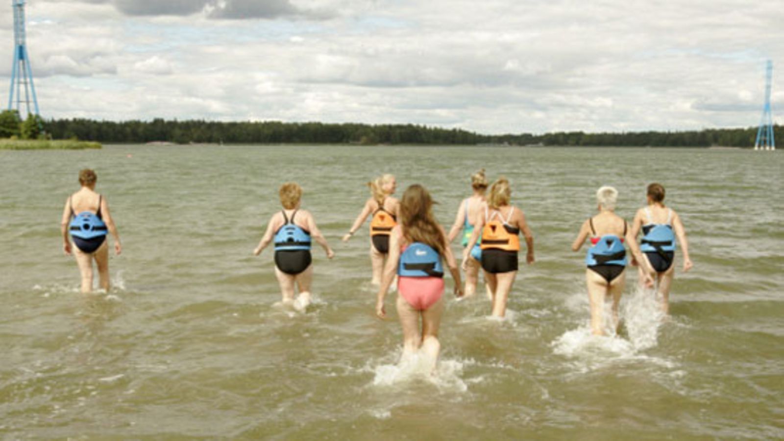 Aquajogging-voimistelua Hietaniemen rannalla Helsingissä. (Kuva: Raisa Kaarto / Lehtikuva.)