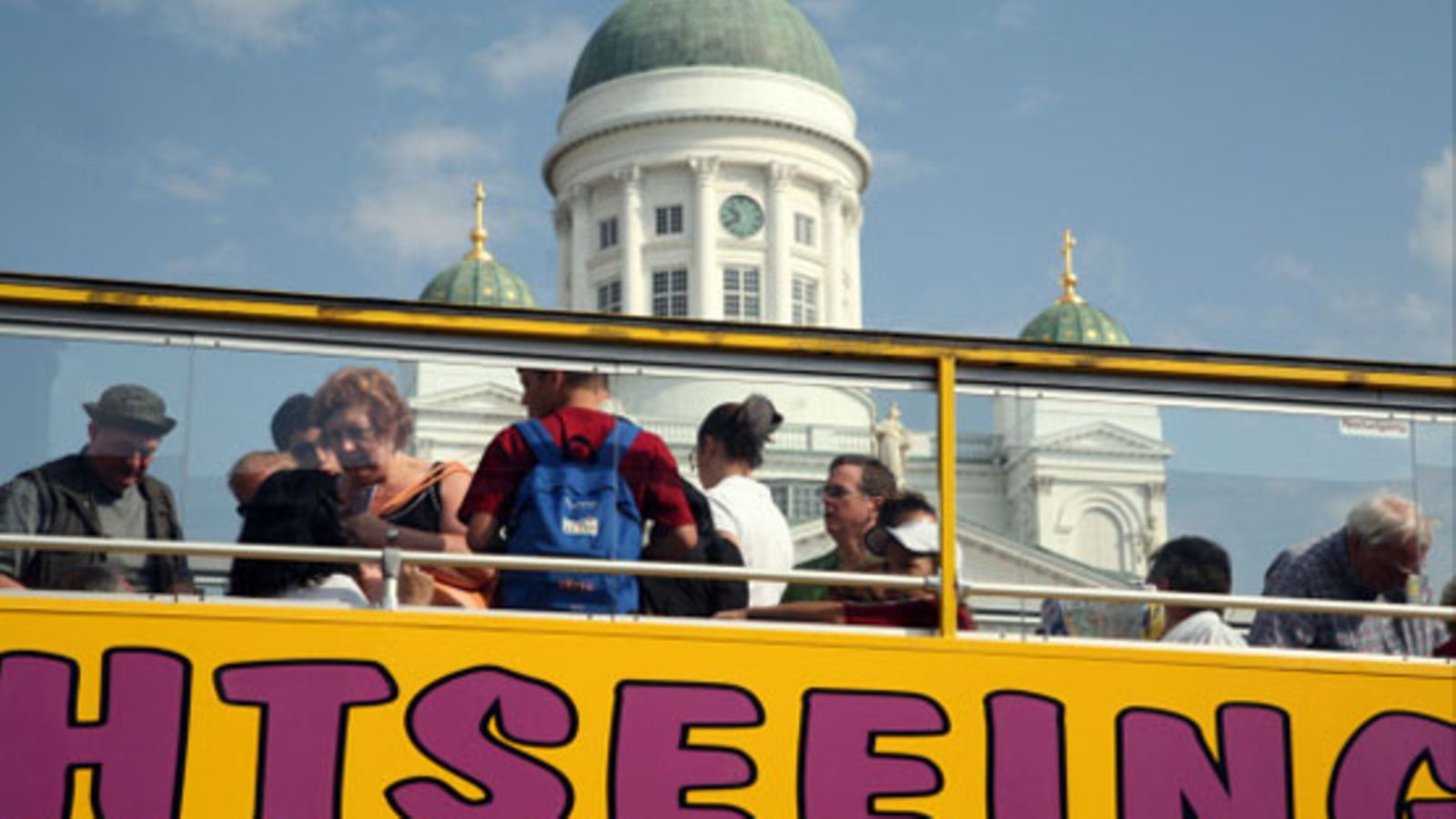 Kaksikerrosbussi kuljettaa turisteja Helsingin Senaatintorin ympäristössä. (Kuva: Matti Björkman / Lehtikuva.)