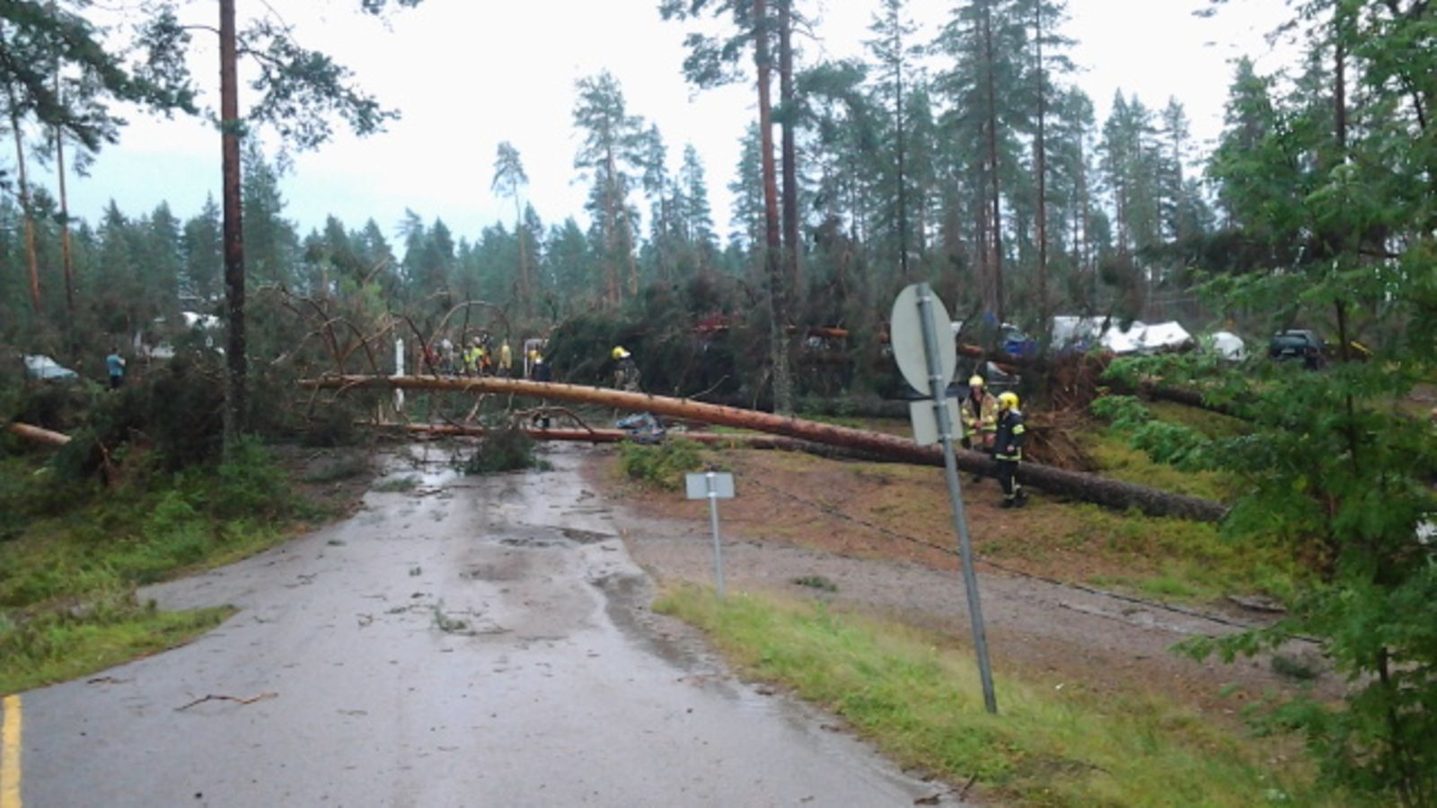 Myrskytuhoja Saarijärvellä Ahvenlammen leirintäalueella 31.7.2014.