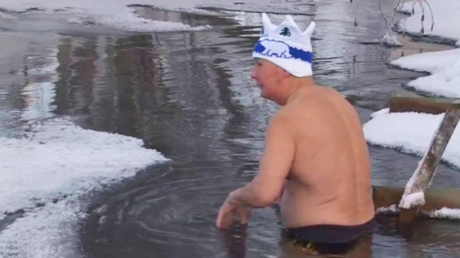 Savonrannassa oli eilen 28 astetta pakkasta, kun Erkki Makkonen pulahti avantoon.