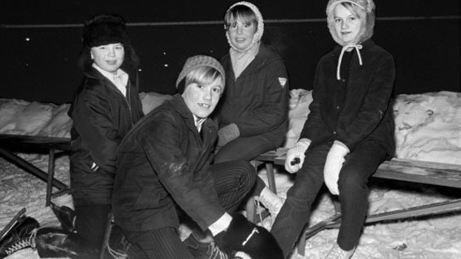 Tyttöjä ja poikia luistinradalla joulukuussa 1967.