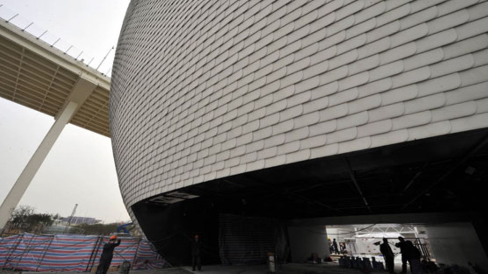 Kiinalaiset rakennusmiehet töissä Suomen paviljonki Kirnun työmaalla Shanghaissa 27. maaliskuuta 2010 (Kuva: Lehtikuva)
