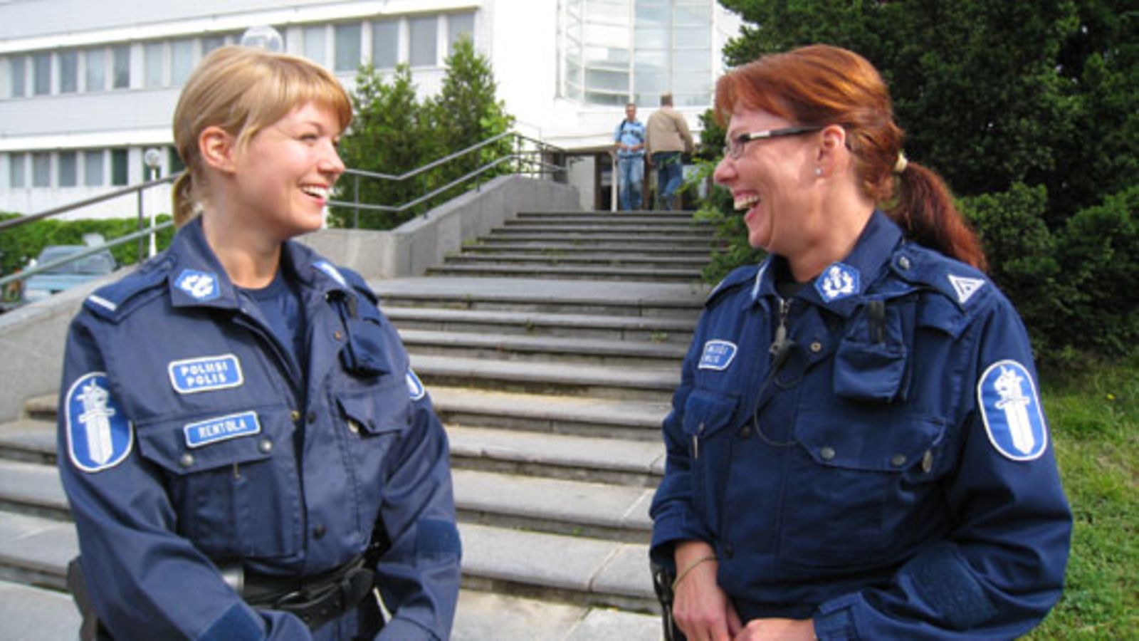Ylikonstaapeli Tanja Martikainen ja vanhempi konstaapeli Sanna Rentola Vantaan poliisista vakuuttavat, että poliisia ei tarvitse pelätä.