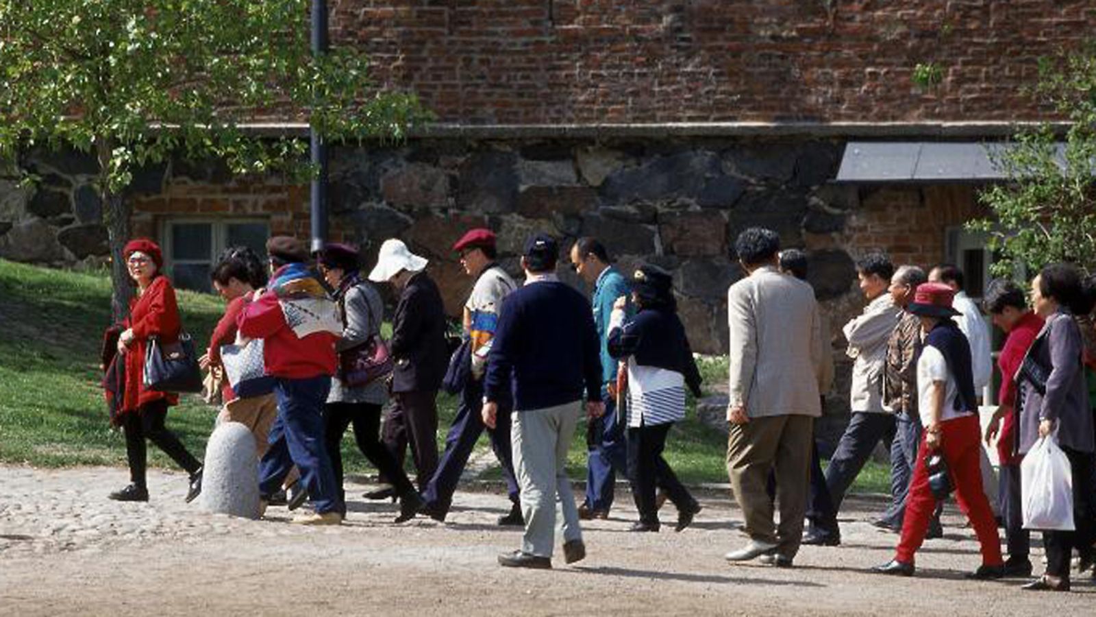 Japanilaisia turisteja Suomenlinnassa.