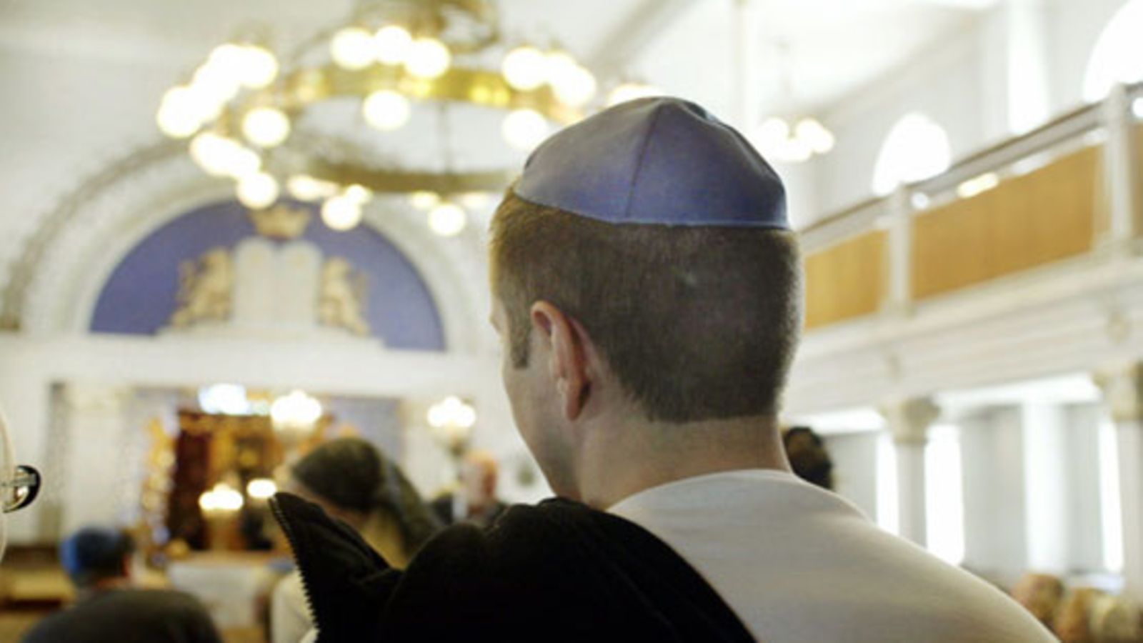 Helsingin juutalaisen seurakunnan jäsen synagogassa juutalaisen kulttuurin päivänä. (Kuva: Marja Airio / Lehtikuva.)