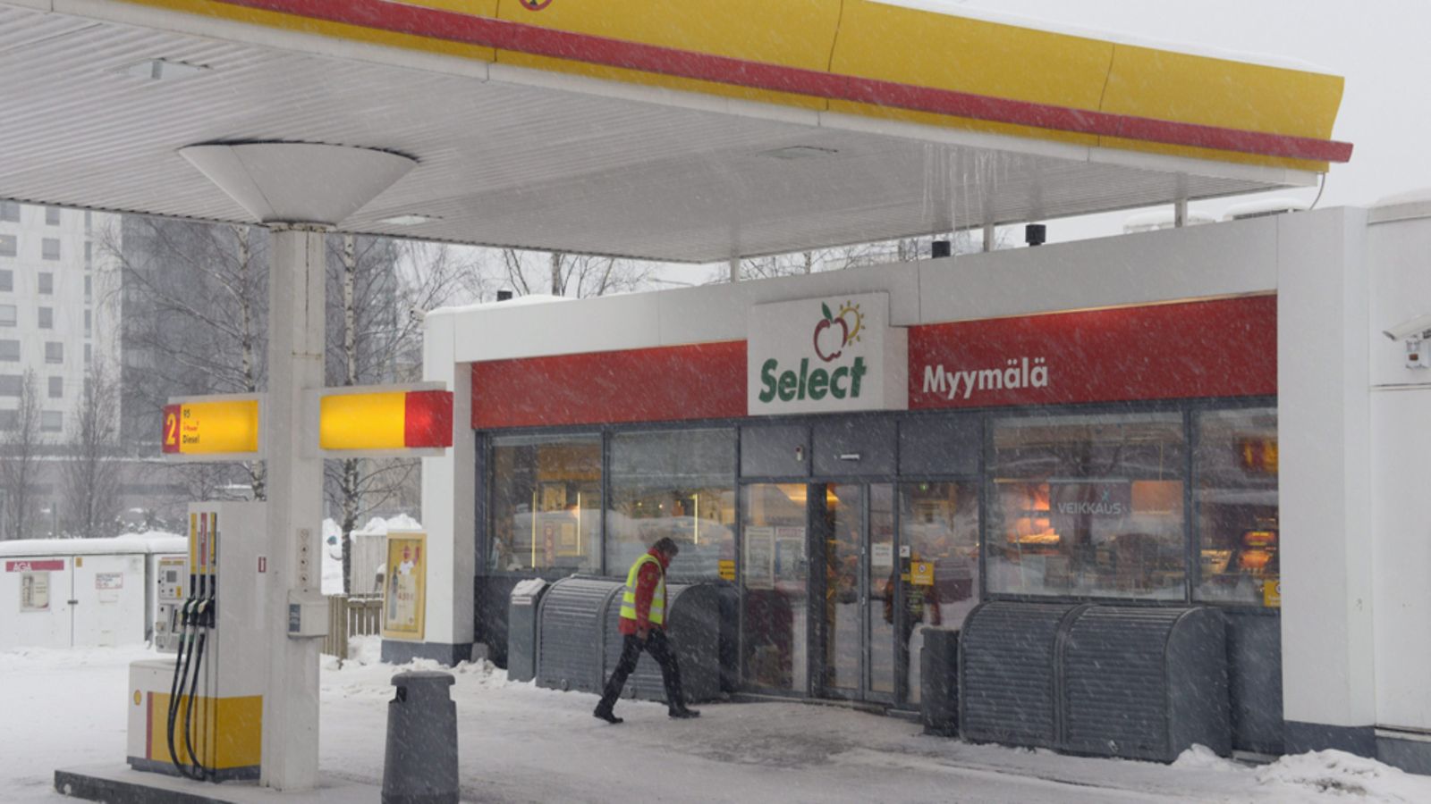 Leppävaaran Shell-huoltoasema, missä ammuttiin useita laukauksia tänään puoli kahden aikaan päivällä, Espossa 12. helmikuuta 2013. Kuvan henkilö ei liity ammuskeluun.