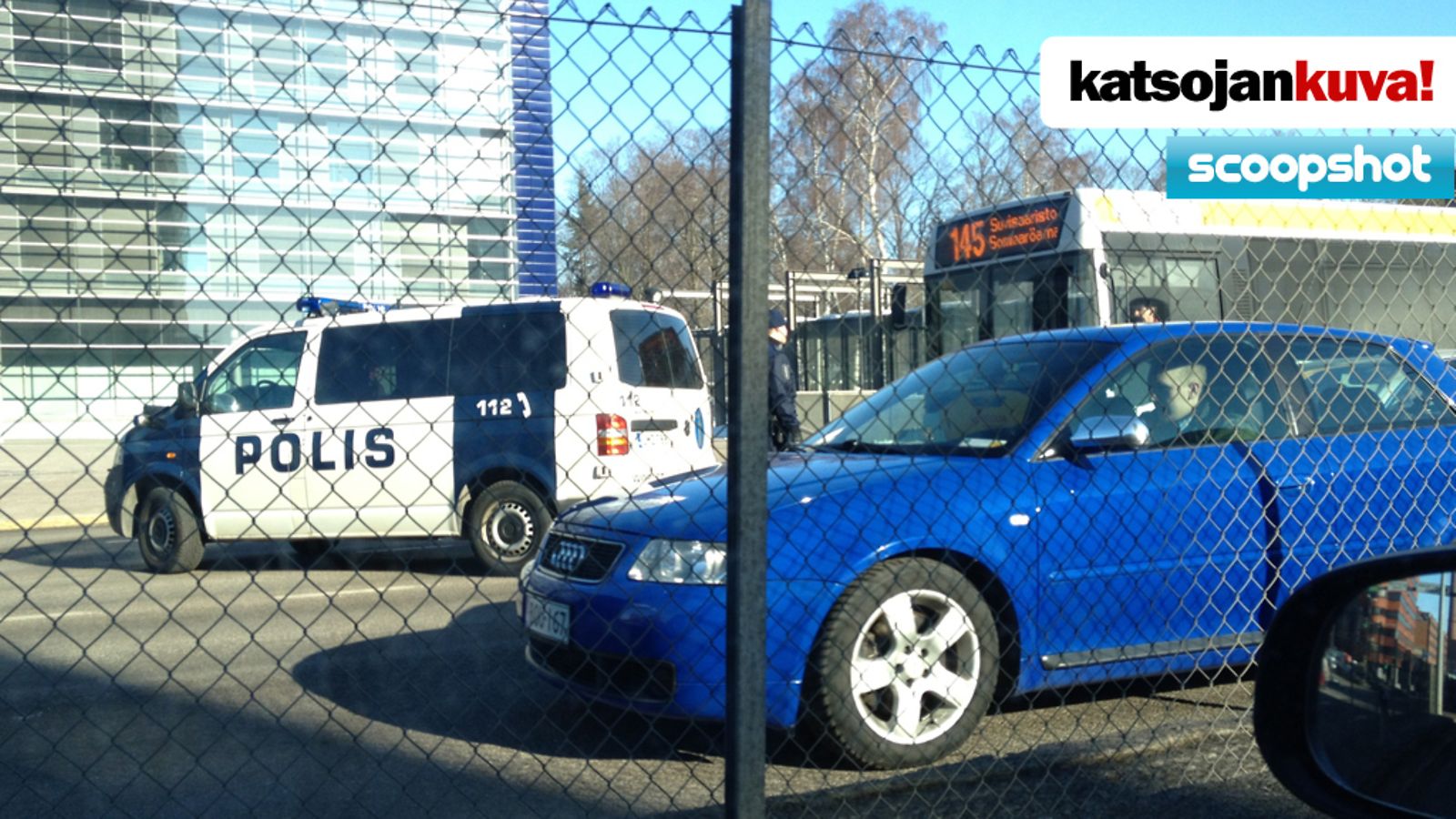 Poliisi oli pysäyttänyt liikenteen ennen Länsiväylän alkua. Kuva: Scoopshot