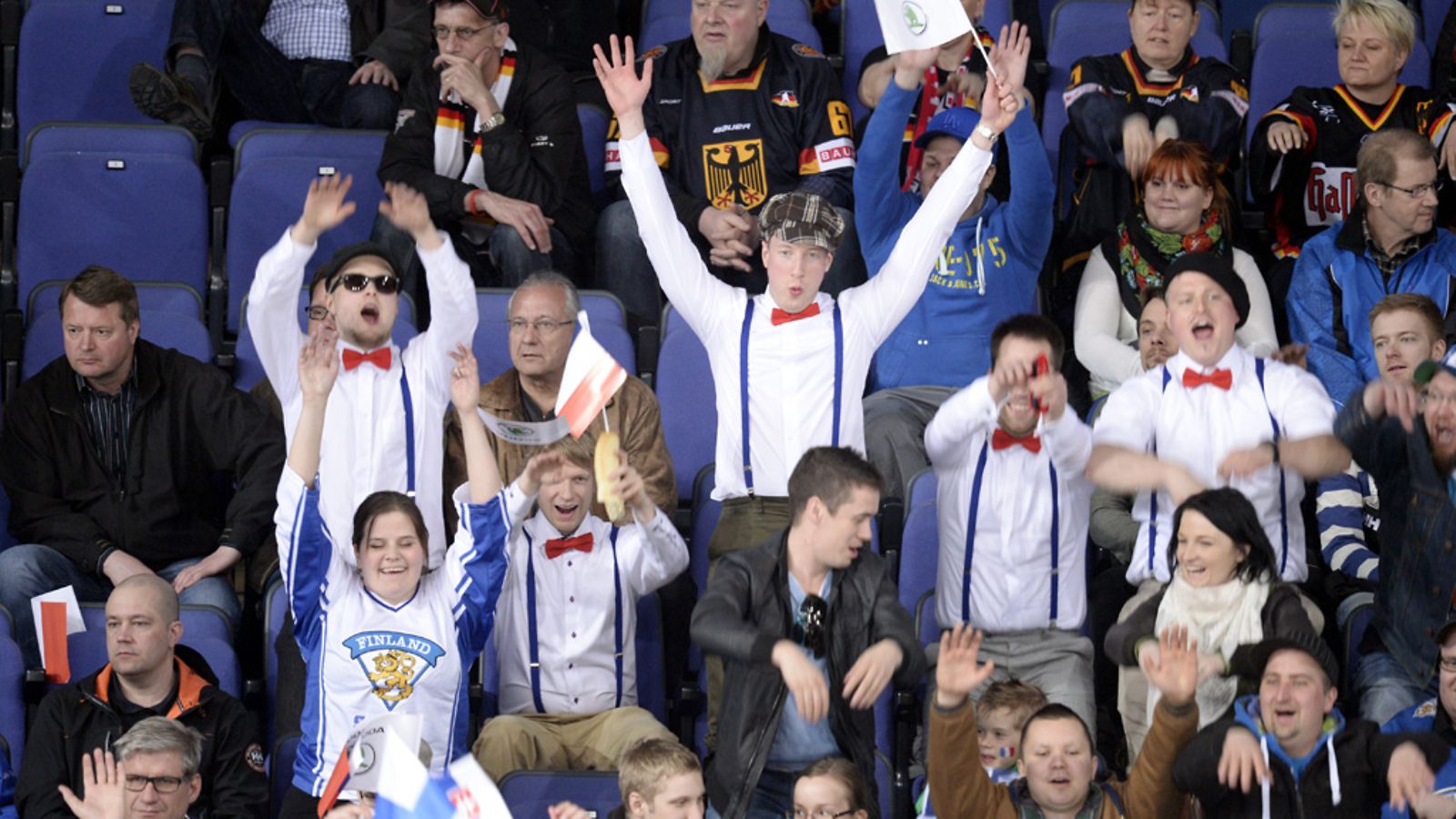 Faneja Suomen ja Slovakian välisessä ottelussa.