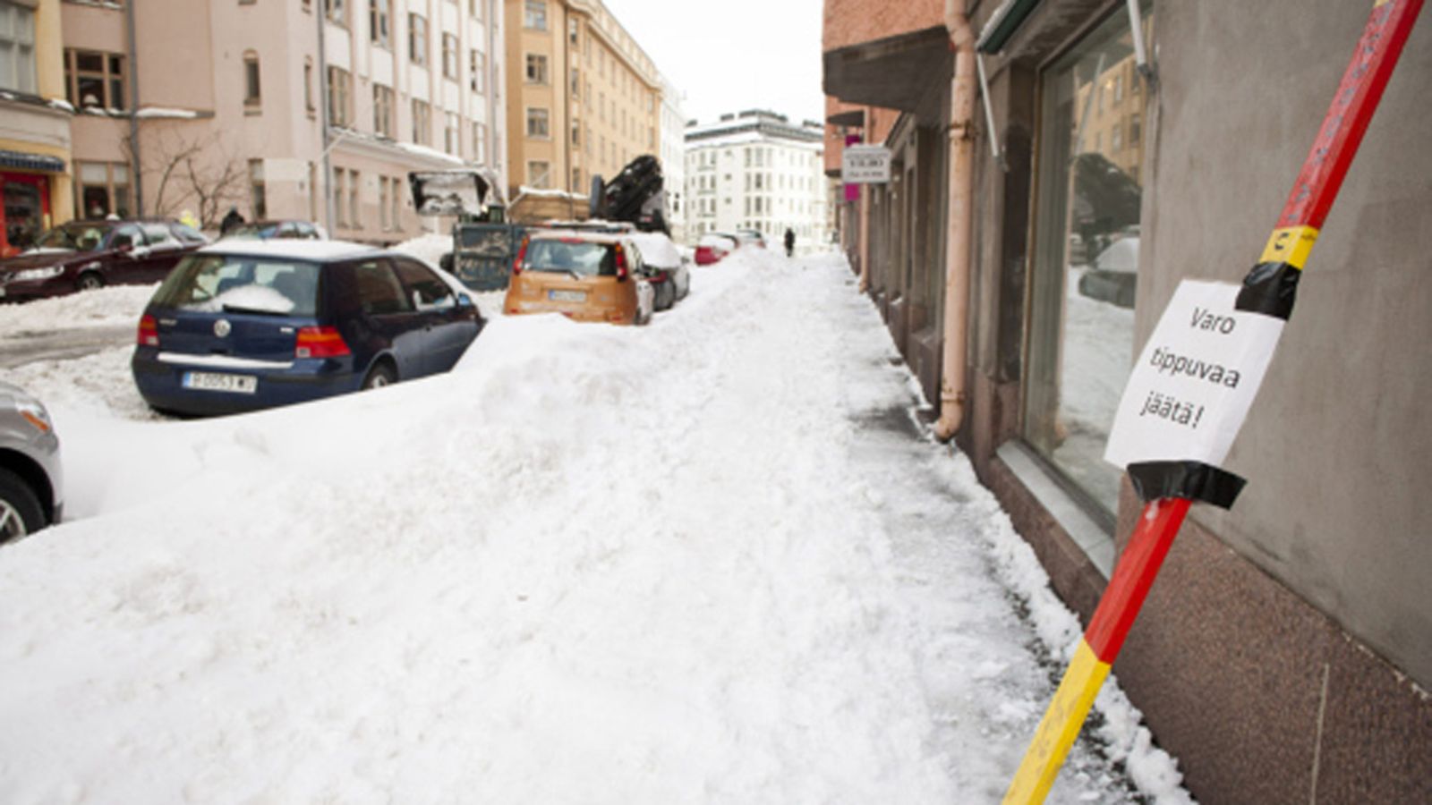 Kyltti varoittaa jalankulkijoita katolta tippuvasta jäästä Cygnaeuksenkadulla Töölössä Helsingissä 20. helmikuuta 2012.