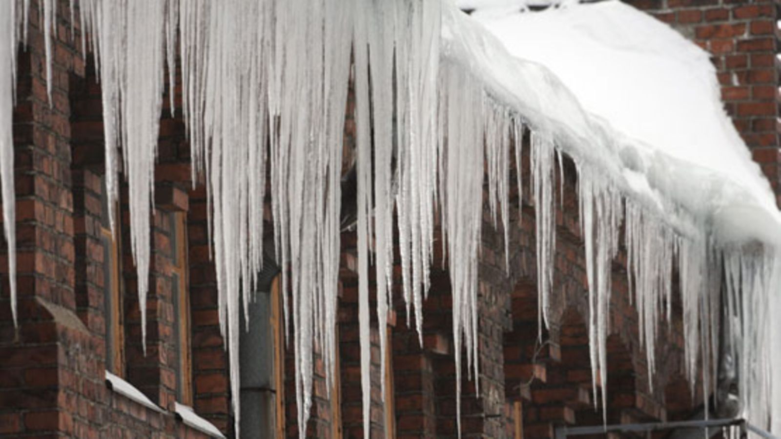 Jääpuikkoja Pasilan konepajan alueella Helsingissä 8. tammikuuta 2011. Kuva: Lehtikuva