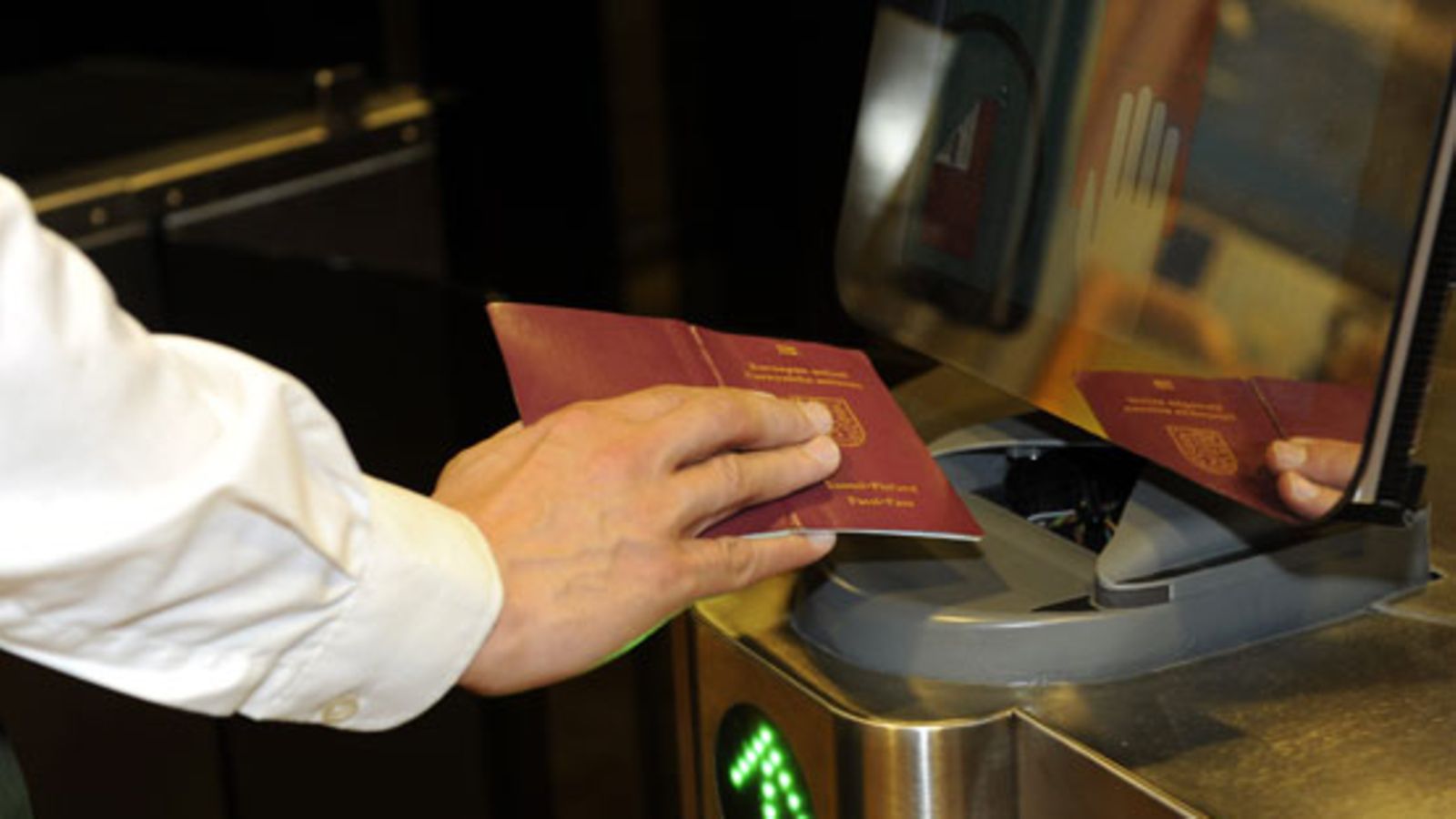 Automaattinen passinlukulaite Helsinki-Vantaan lentokentällä 10. joulukuuta 2009.
