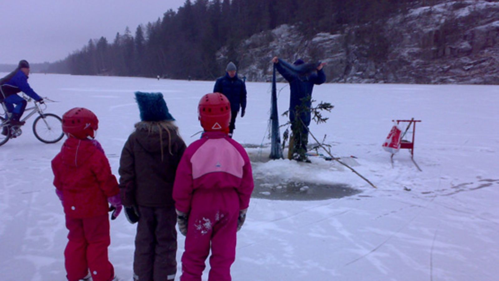 Kaunis sää houkutteli satoja ulkoilijoita Tuuslanjärven jäälle.
